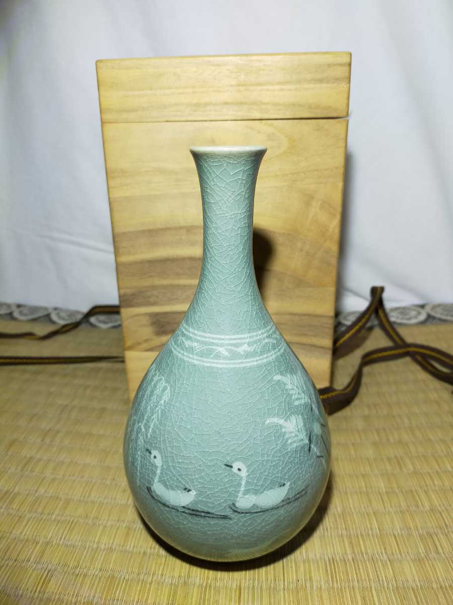 美品】韓国人間国宝 柳海剛 柳根瀅 青磁象嵌鶴文花瓶 共箱 栞 本物保証