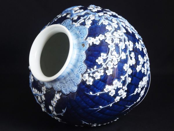 R422. 【緒方松右衛門】作 有田焼 梅図 花瓶 共箱付属 / 陶器陶芸大