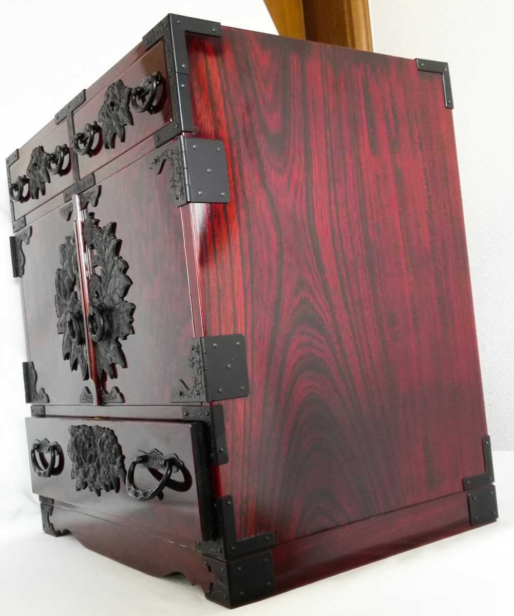 仙台箪笥 木地呂塗り 小箪笥 門間屋 弐番 漆塗り 工芸品 伝統品 贈り物 公式アンティーク家具ラフジュ工房商品詳細ページ中古 門間箪笥 美品 鍵付き 門間屋(monmaya) 高級品✨️門間箪笥店 木地呂塗り・仙台箪笥・小箪笥(卓上収納、小物収納）鉄器