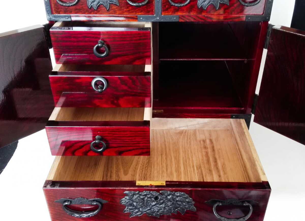 仙台箪笥 木地呂塗り 小箪笥 門間屋 弐番 漆塗り 工芸品 伝統品 贈り物 公式アンティーク家具ラフジュ工房商品詳細ページ中古 門間箪笥 美品 鍵付き 門間屋(monmaya) 高級品✨️門間箪笥店 木地呂塗り・仙台箪笥・小箪笥(卓上収納、小物収納）鉄器