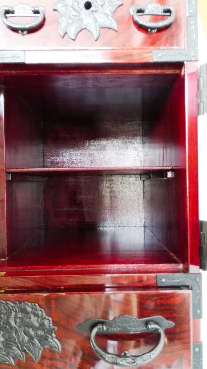 仙台箪笥 木地呂塗り 小箪笥 門間屋 弐番 漆塗り 工芸品 伝統品 贈り物 公式アンティーク家具ラフジュ工房商品詳細ページ中古 門間箪笥 美品 鍵付き 門間屋(monmaya) 高級品✨️門間箪笥店 木地呂塗り・仙台箪笥・小箪笥(卓上収納、小物収納）鉄器