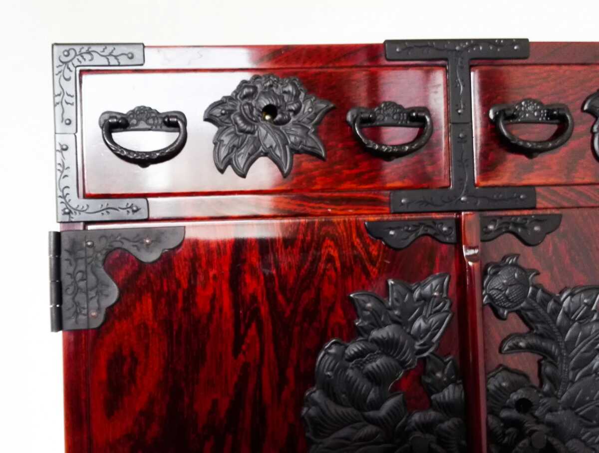 仙台箪笥 木地呂塗り 小箪笥 門間屋 弐番 漆塗り 工芸品 伝統品 贈り物 公式アンティーク家具ラフジュ工房商品詳細ページ中古 門間箪笥 美品 鍵付き 門間屋(monmaya) 高級品✨️門間箪笥店 木地呂塗り・仙台箪笥・小箪笥(卓上収納、小物収納）鉄器