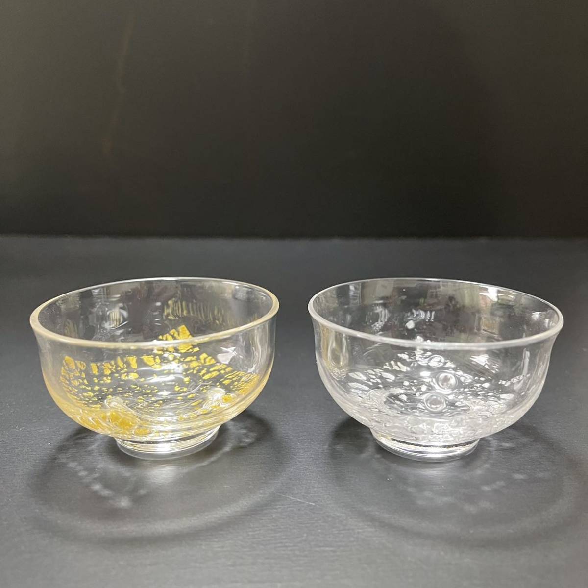 金箔・銀箔入り ぐい呑み 一対 ガラス器 盃 共箱 SF_2203(工芸ガラス