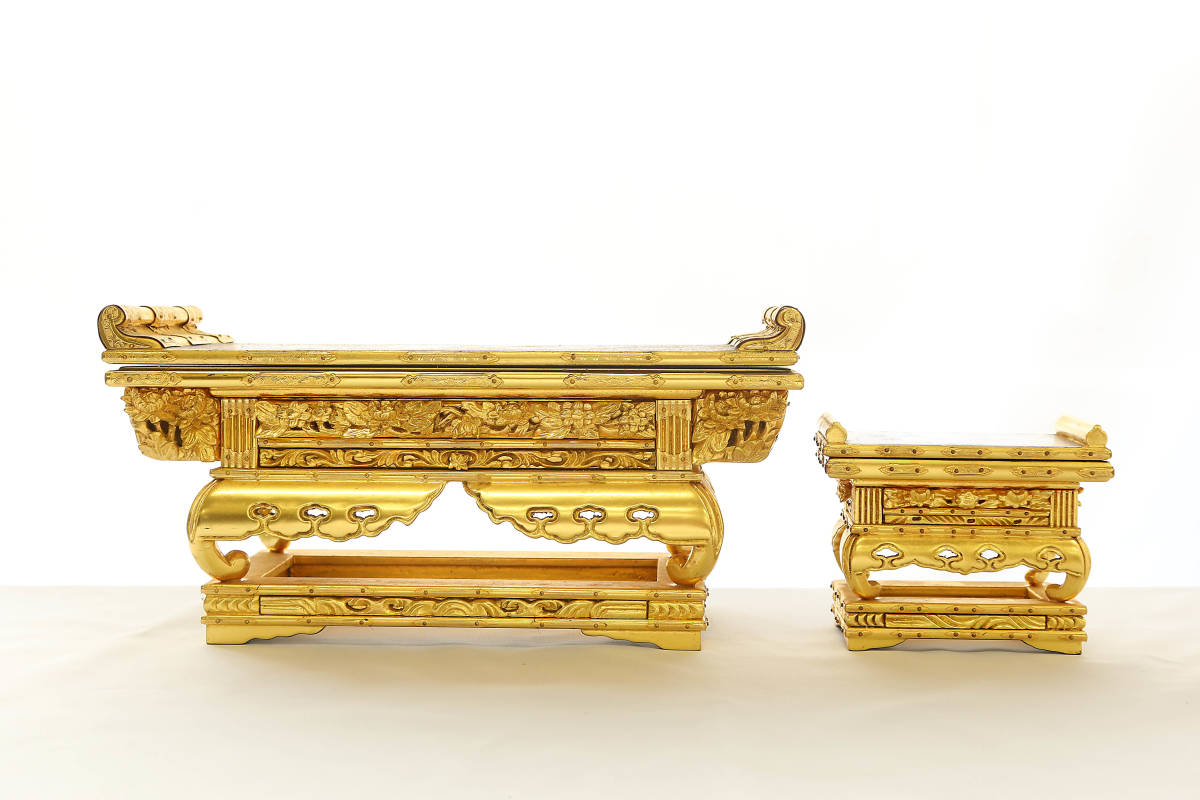 【仏壇仏具】浄土真宗他用 上卓、前卓セット 金箔製品 華瓶卓、経台、経机 上卓 華瓶卓 上前彫 真宗大谷派用［東 5号 工芸美術