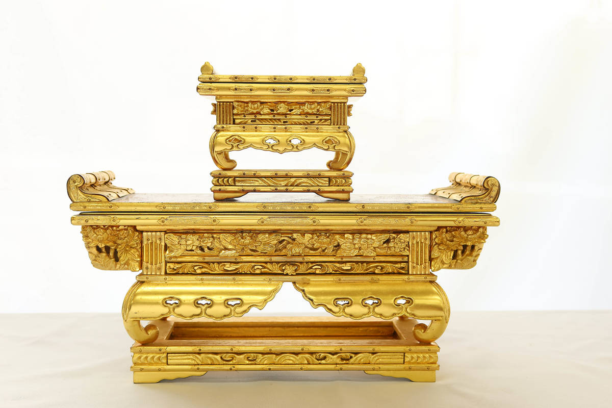 【仏壇仏具】浄土真宗他用 上卓、前卓セット 金箔製品 華瓶卓、経台、経机 上卓 華瓶卓 上前彫 真宗大谷派用［東 5号 工芸美術