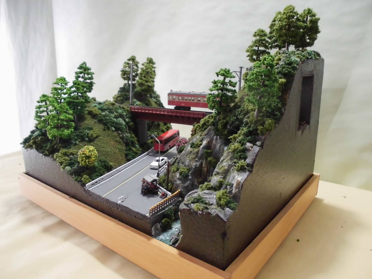ジオラマ車両展示台 ～ ローカル線 滝とデッキガーター橋と屋台の