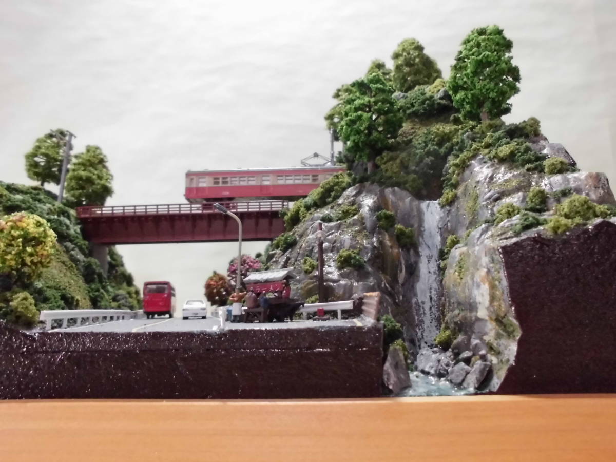 ジオラマ車両展示台 ～ ローカル線 滝とデッキガーター橋と屋台の