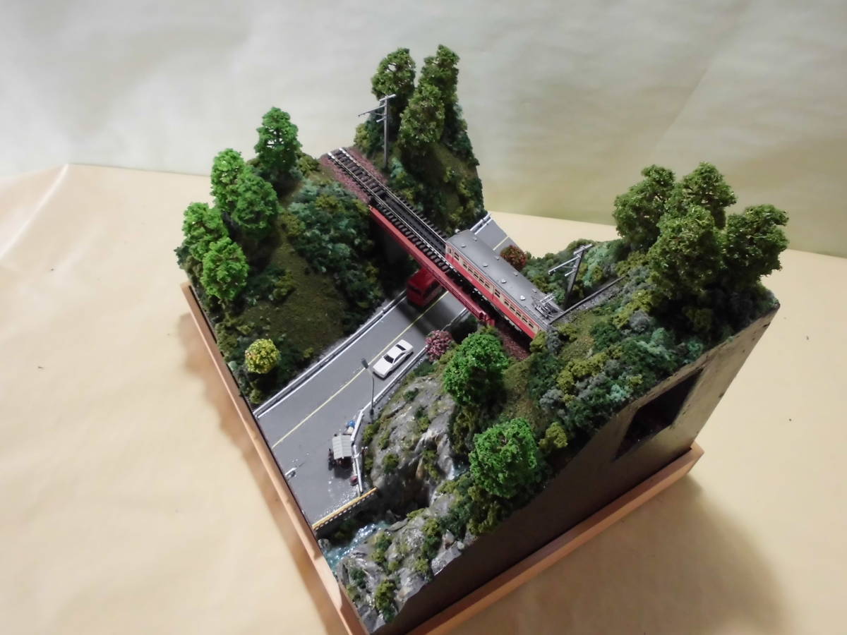 ジオラマ車両展示台 ～ ローカル線 滝とデッキガーター橋と屋台の