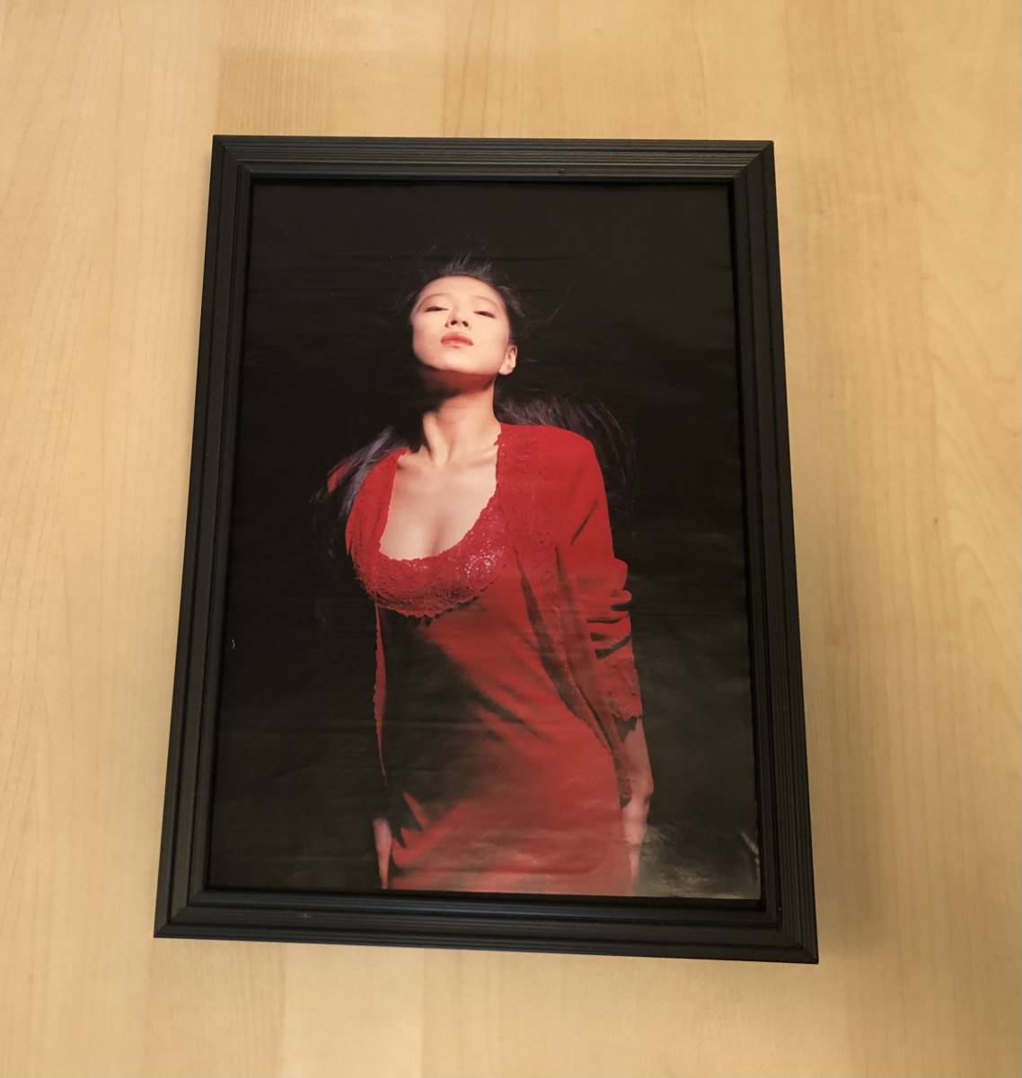 kj ☆額装品☆ グラビア 中森明菜 胸元セクシー 赤ドレス 貴重写真 A4