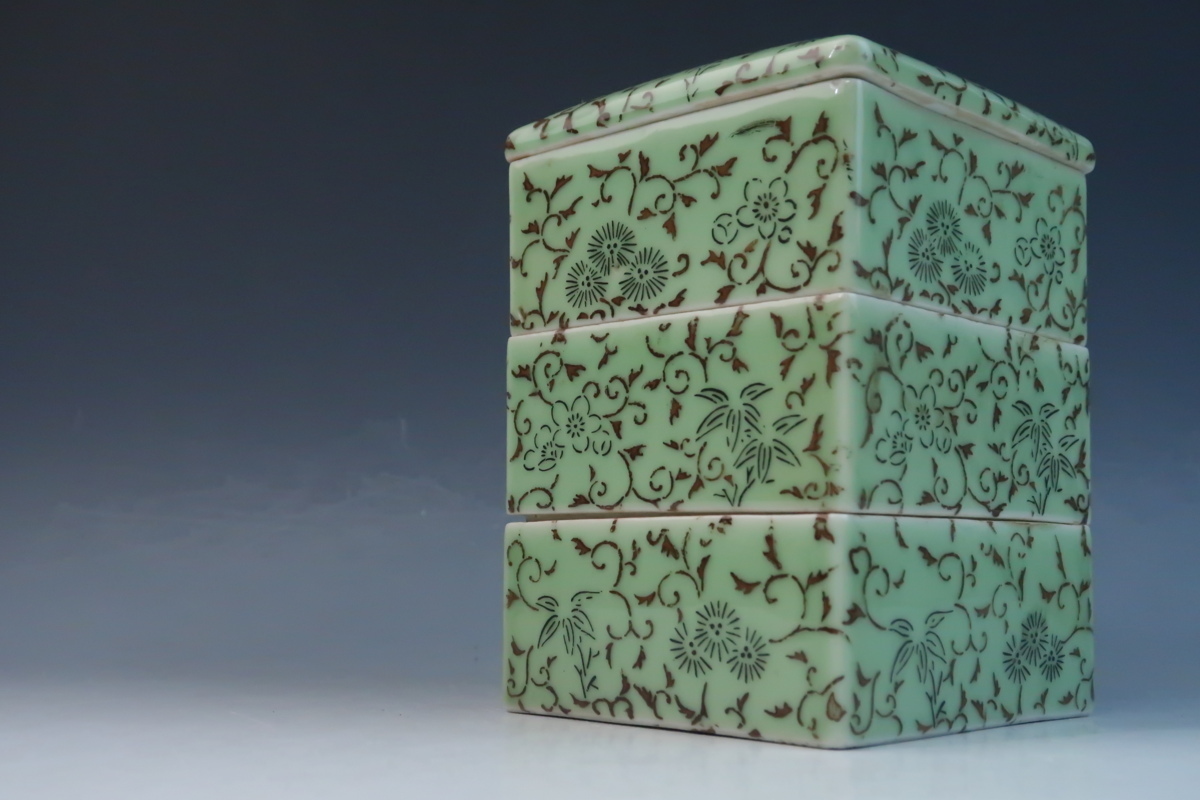 時代物 瀬戸焼 青磁金彩 印判手 松竹梅唐草文 四方形 三段重 重箱 蓋物