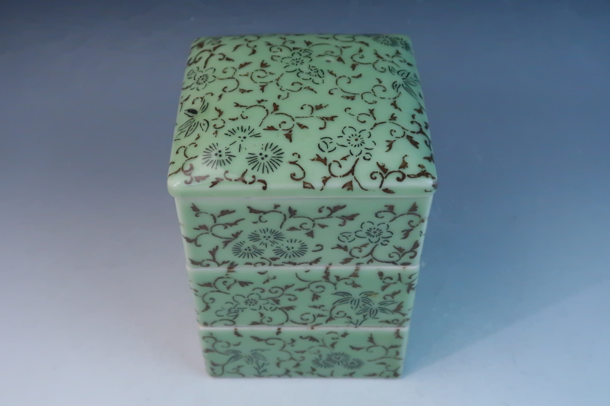 時代物 瀬戸焼 青磁金彩 印判手 松竹梅唐草文 四方形 三段重 重箱 蓋物