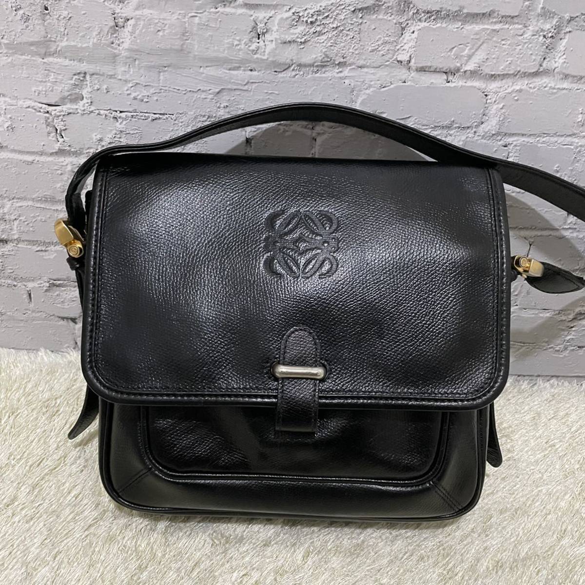 【美品】LOEWE　ロエベ　アナグラム　ショルダーバッグ　エンボス ロエベ アナグラム ショルダーバッグ 4807極希少・美品LOEWE サコッシュ ナッパレザー