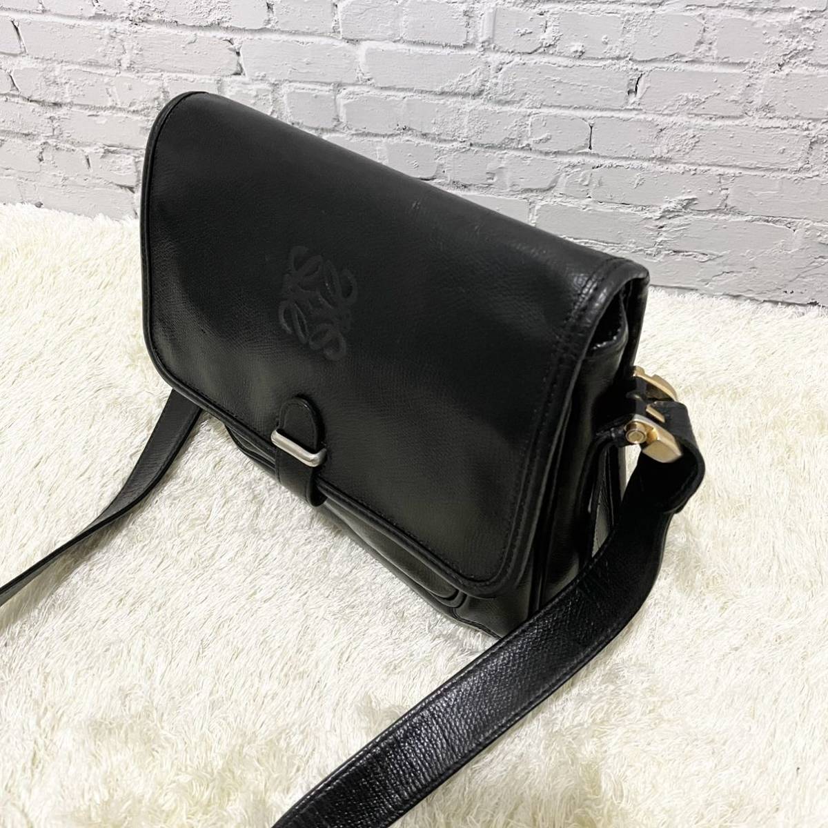 【美品】LOEWE　ロエベ　アナグラム　ショルダーバッグ　エンボス ロエベ アナグラム ショルダーバッグ 4807極希少・美品LOEWE サコッシュ ナッパレザー