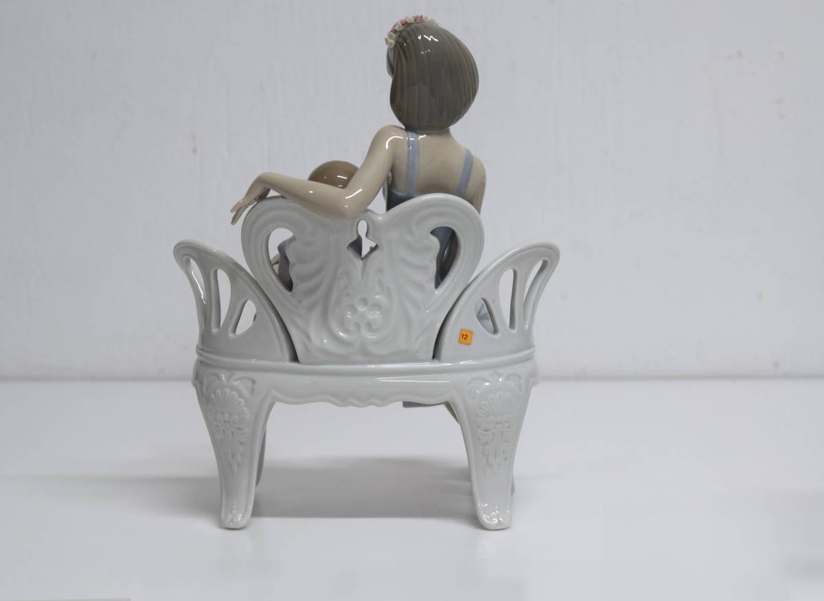 □ LLADRO リヤドロ フィギュリン 陶器人形 ベンチに座る母と子 小花の 