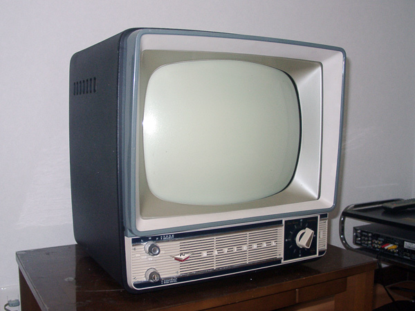 ナショナル真空管式白黒テレビ 17インチ大型画面です とても珍しい