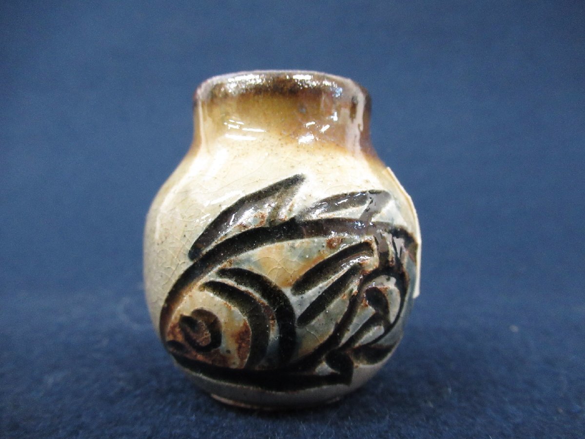 K7142【人間国宝】金城次郎「壷屋焼 魚文 小壷」陶印/共箱付 芸術 美術