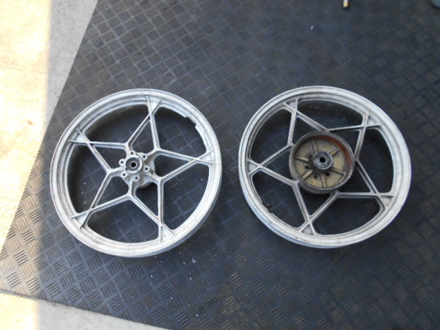 gt380キャストホイールF19インチ R18インチ MADE IN JAPAN GT380 GSX400F F19 R18 フロントホイール -gt380(フロント)の中古品