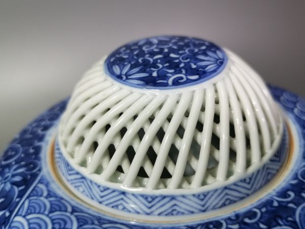 616 有田焼　西浦琴峰作　白磁網目焼　蓋物　2客　未使用 5-66-60 西浦琴峰作 香炉 有田焼 肥前 編み透かし 白磁篭目焼 染付花