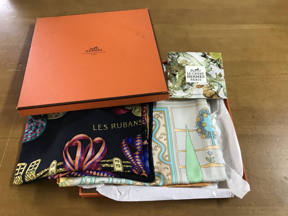 エルメス スカーフ カレ90 2枚セット シルク100％ LES RUBANS DU CHEVAL 馬のリボン ブラックマルチカラー PariDaiza オレンジブルー HERMES スカーフ カレ90 馬具柄 Au HERMES（エルメス