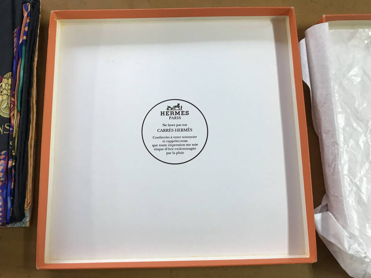 エルメス スカーフ カレ90 2枚セット シルク100％ LES RUBANS DU CHEVAL 馬のリボン ブラックマルチカラー PariDaiza オレンジブルー HERMES スカーフ カレ90 馬具柄 Au HERMES（エルメス