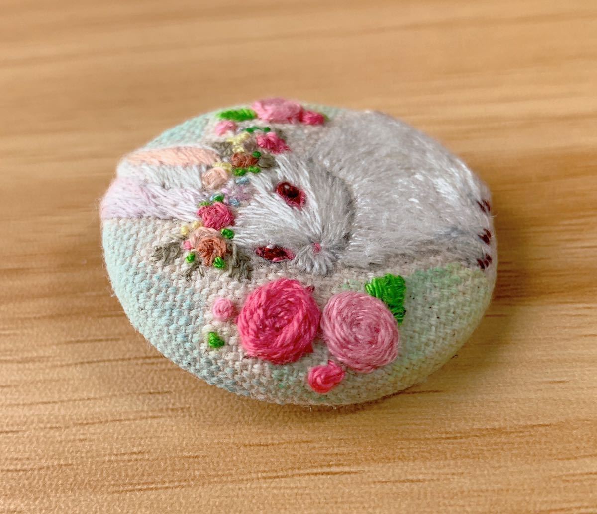 刺繍ブローチ 花冠ピンクローズとアルビノ ハンドメイド 手刺繍 うさぎ ブローチ アルビノ 赤目 白うさぎ 花冠 刺繍 くるみボタン 完成品 売買されたオークション情報 Yahooの商品情報をアーカイブ公開 オークファン Aucfan Com