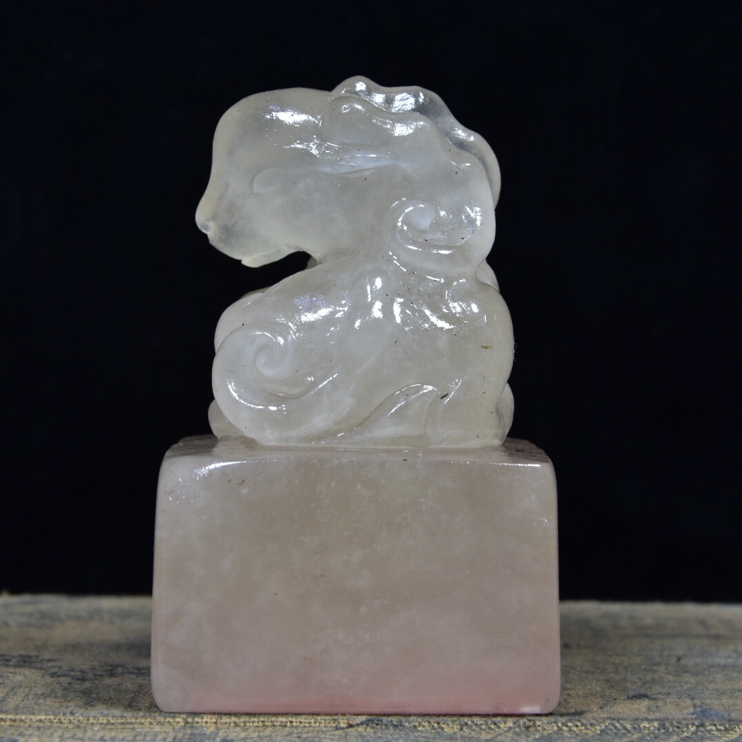 天然水晶 印章置物 年代品高品質 天然石 原石 置物大逸品 骨董 古美術品 焯印堂焯印堂 藏珍)壽山石荔枝凍-瑞獸呈祥鈕正方章- 篆書印 文房具