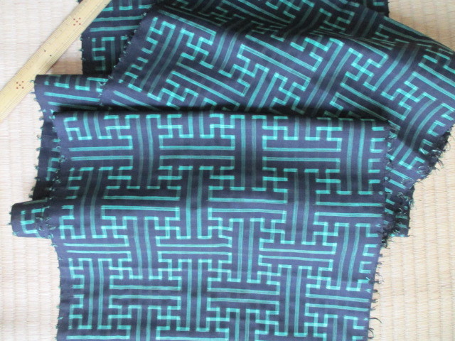 輝】21 正絹 本場大島紬 秋名バラ柄 緑・黒 反幅x100cm 3玉  