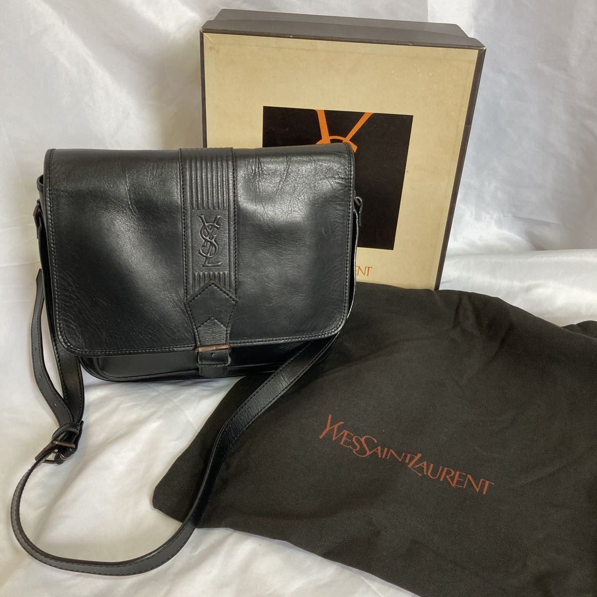 Yves Saint Laurent イヴサンローラン レザーショルダーバッグ　ブラック/ ヴィンテージ /オールド Saint Yves | ザ Laurent(イヴ・サンローラン イヴ・サンローラン2026年春新色速報！完売必至の可愛すぎる名品