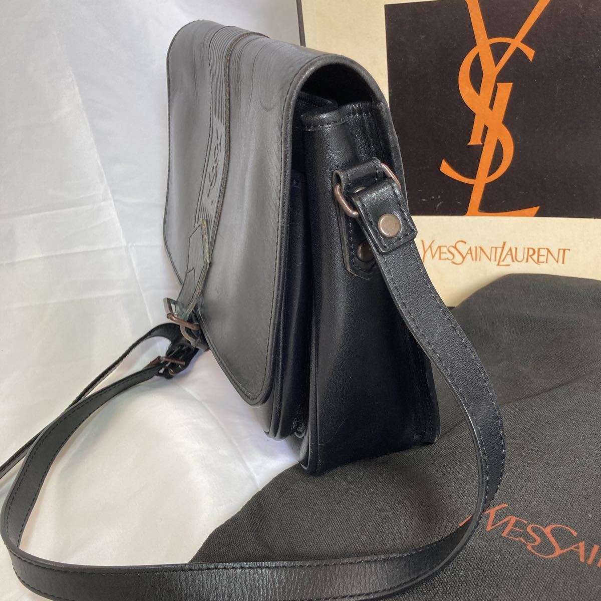 Yves Saint Laurent イヴサンローラン レザーショルダーバッグ　ブラック/ ヴィンテージ /オールド Saint Yves | ザ Laurent(イヴ・サンローラン イヴ・サンローラン2026年春新色速報！完売必至の可愛すぎる名品