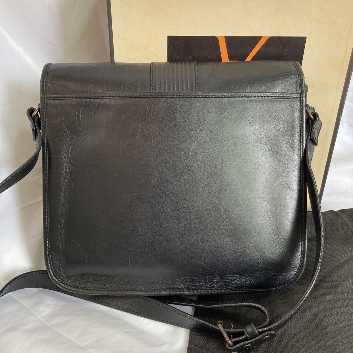 Yves Saint Laurent イヴサンローラン レザーショルダーバッグ　ブラック/ ヴィンテージ /オールド Saint Yves | ザ Laurent(イヴ・サンローラン イヴ・サンローラン2026年春新色速報！完売必至の可愛すぎる名品