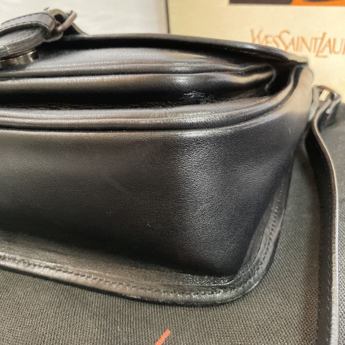 Yves Saint Laurent イヴサンローラン レザーショルダーバッグ　ブラック/ ヴィンテージ /オールド Saint Yves | ザ Laurent(イヴ・サンローラン イヴ・サンローラン2026年春新色速報！完売必至の可愛すぎる名品