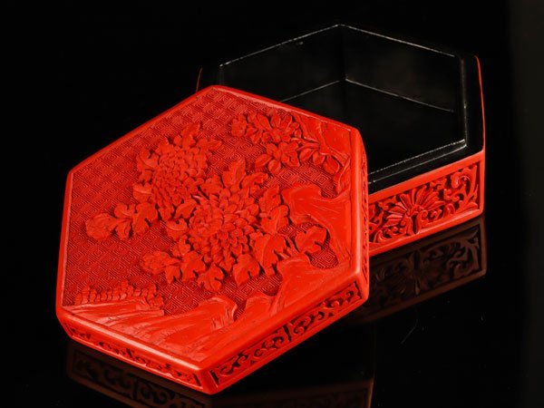 流 中国美術 時代 堆朱細密花彫六角蓋物 TF562(漆芸)|売買された 流 中国美術 時代 堆朱細密花彫六角蓋物 TF562(漆芸)|売買された