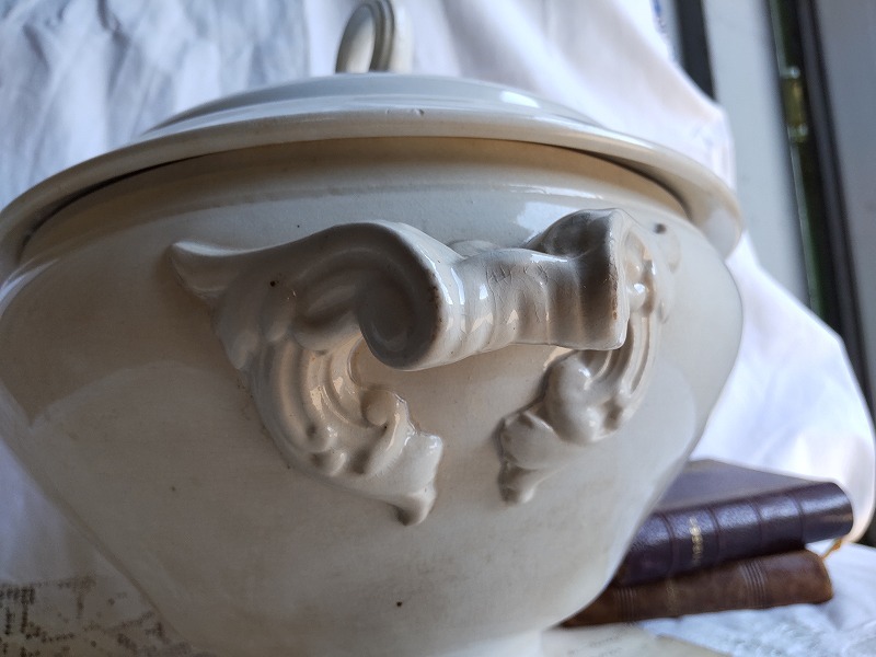 ☆フランス アンティーク 陶器 白い サルグミンヌ スーピエール 装飾