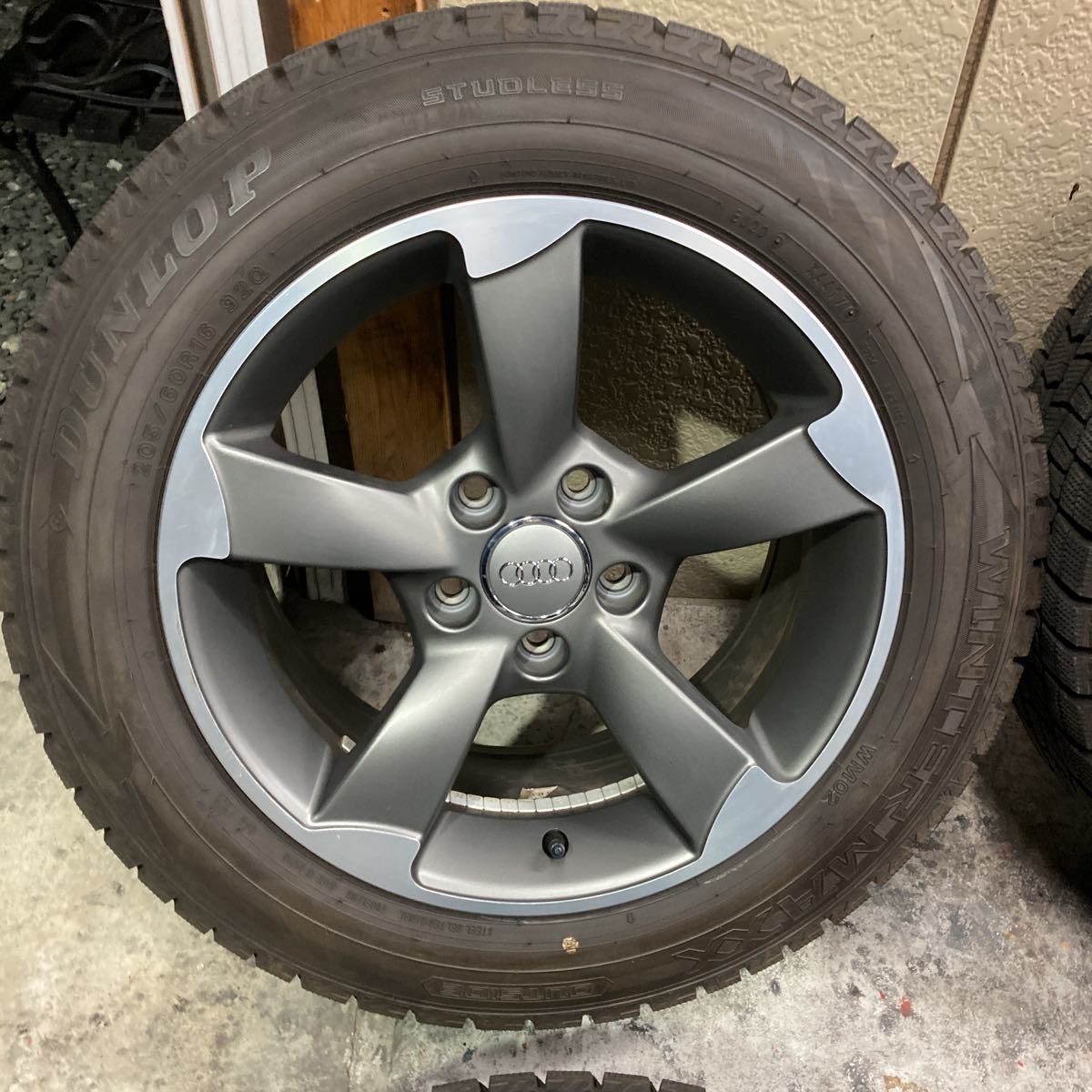 超バリ山！アウディ センターキャップ付 16×7.5j+37 PCD112/5H 205/60R16 ダンロップ ウインターマックス WM02 2017年製 4本 検: A4 純正