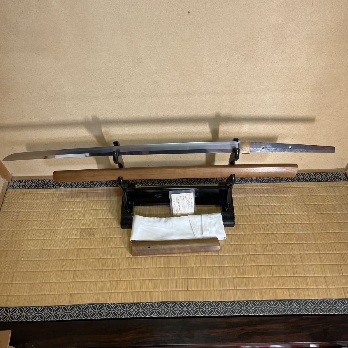 大人気，新作 新々刀 大和住藤原道晴 月山高弟 元幅３.４cm 元重９.５mm 刀身重量１０１７gの豪刀 地鉄詰み直刃調の互の目が見事な健全傑作刀(刀、太刀)｜売買されたオークション情報、yahooの商品情報を 刀、太刀