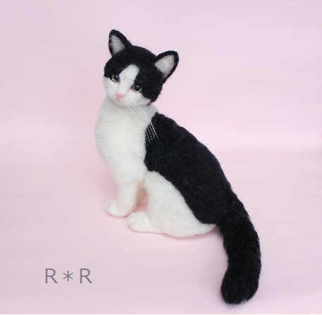 R＊R 羊毛フェルト 猫 ハチワレ猫 子猫 白黒猫 ハンドメイド 羊毛