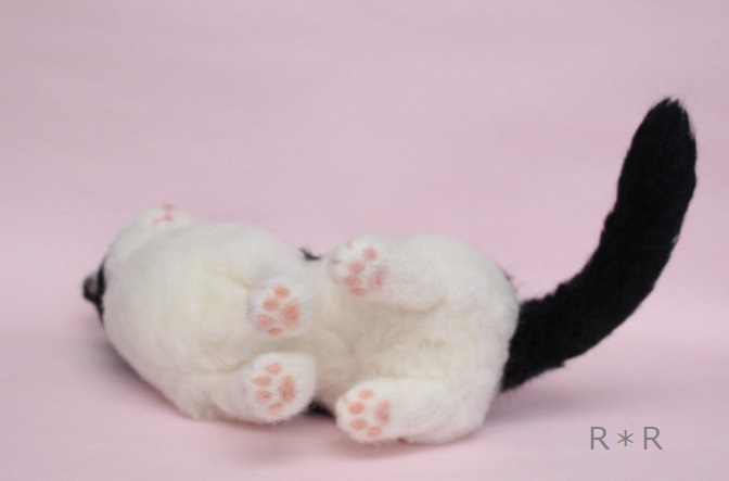 羊毛フェルト ハチワレ 猫 ハンドメイド | 白黒 - ネコ 猫のぬいぐるみ