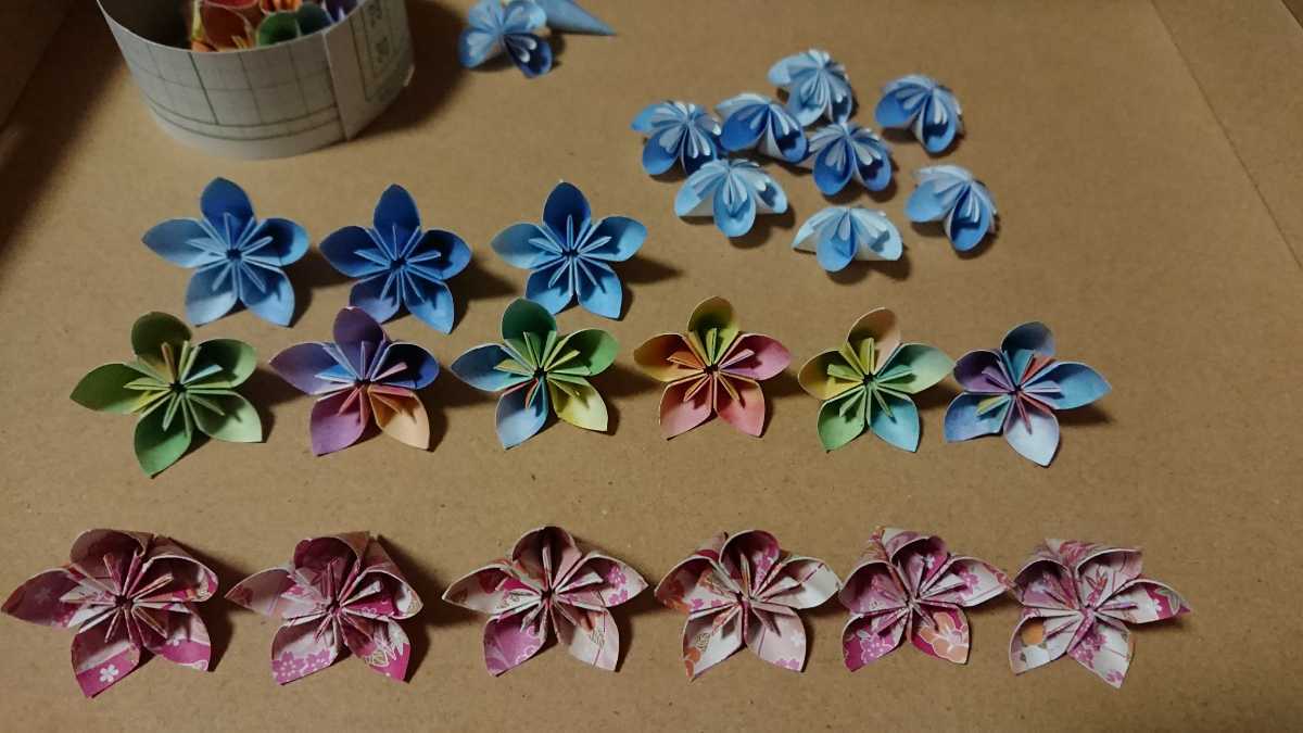 ハンドメイド 折り紙 花15個 小花8個 壁面飾り ペーパークラフト フラワー 折り紙 千代紙 売買されたオークション情報 Yahooの商品情報をアーカイブ公開 オークファン Aucfan Com