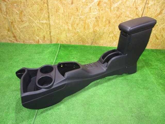 Q8709IS トヨタ アクア NHP10 純正 センターコンソール