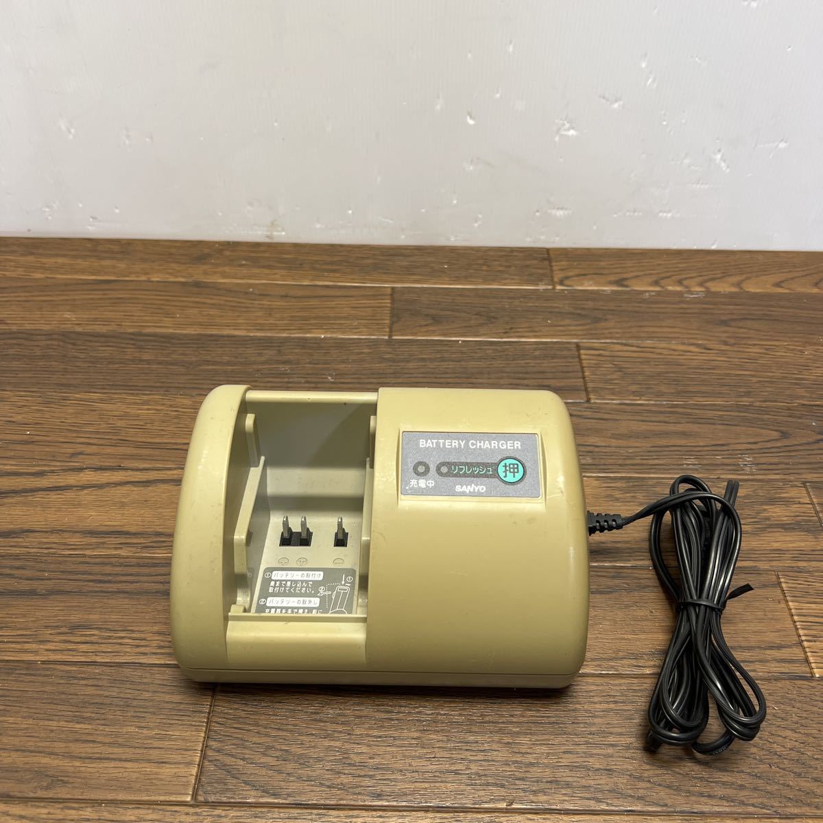 定番人気，大得価】 H599☆動作品 SANYO 電動自転車 充電器 CY-PAA4