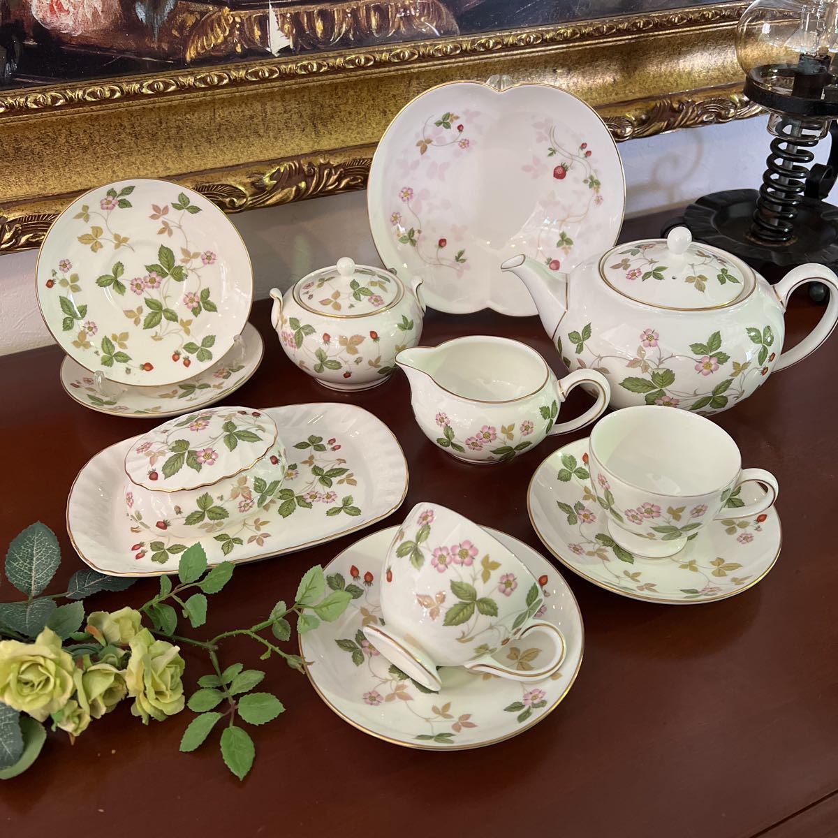 定番人気，低価 y101 英国WEDGWOOD/ウェッジウッドを代表するシリーズ 幸せを呼ぶワイルドストロベリー 洋食器 ティータイムセット カップ＆ソーサー2客 他(ウェッジウッド)｜売買されたオークション情報、yah ウェッジウッド
