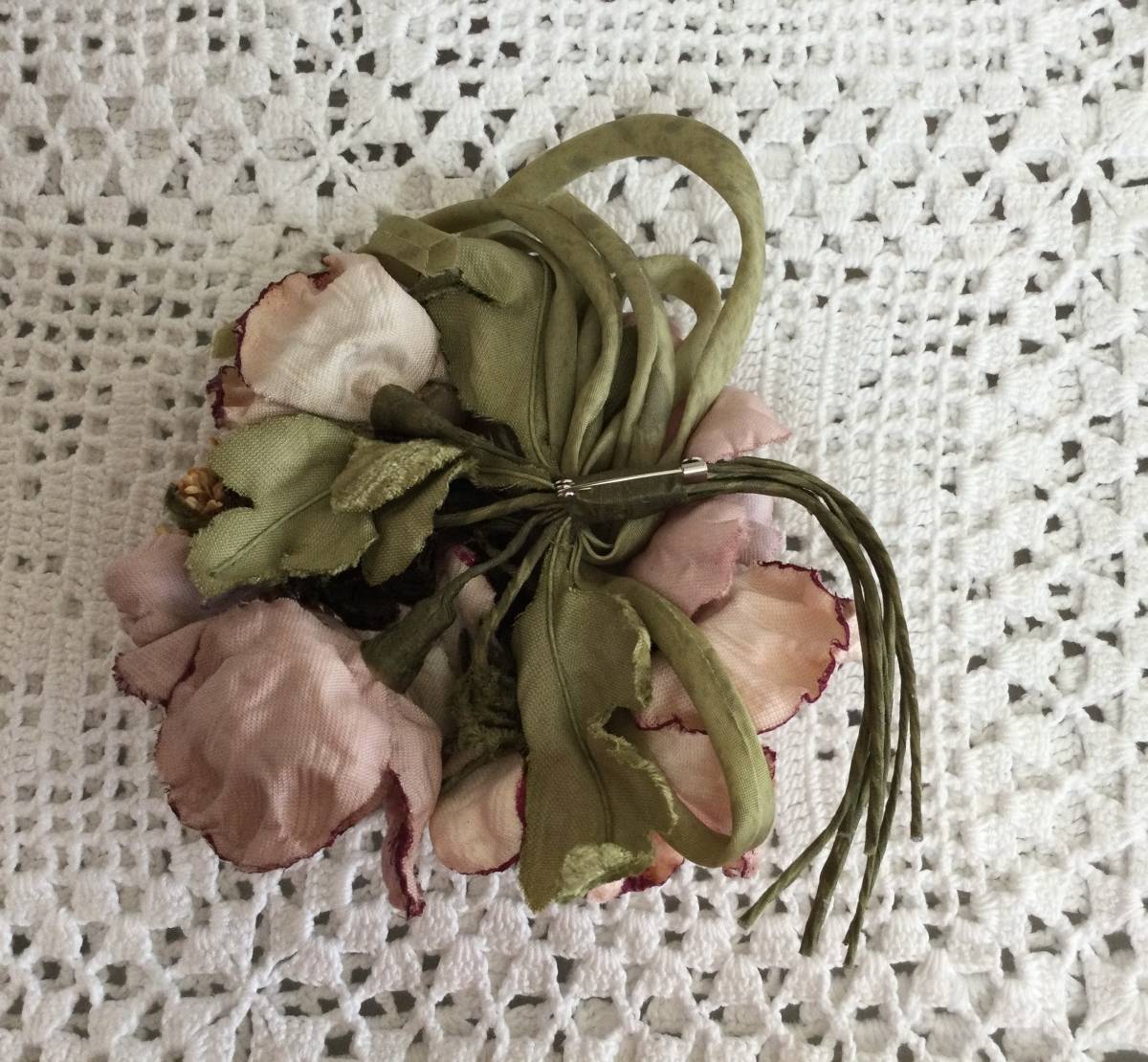 ワンダフルワールド　コサージュ　カネコイサオ　（モーヴピンク） KANEKO ワンダフルワールド ISAO（ブローチ&frasl;コサージュ）のフリマアイテム一覧 ピンク 豪華♡薔薇パッチ 和柄