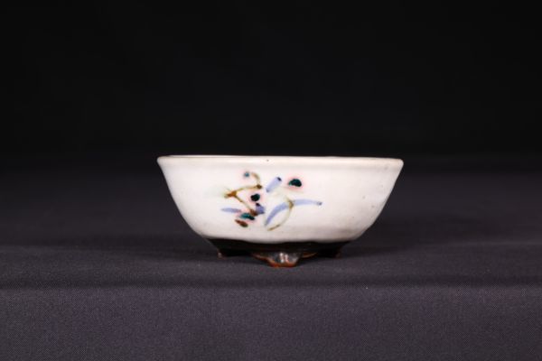 石井盆栽人気和鉢作家 平安虹泉作「虹泉白釉五彩草花図切立段足丸鉢