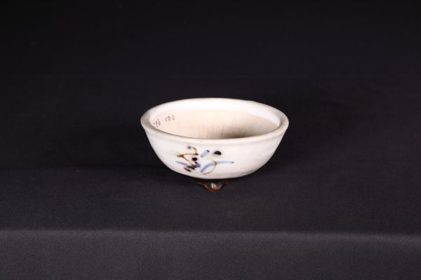 石井盆栽人気和鉢作家 平安虹泉作「虹泉白釉五彩草花図切立段足丸鉢