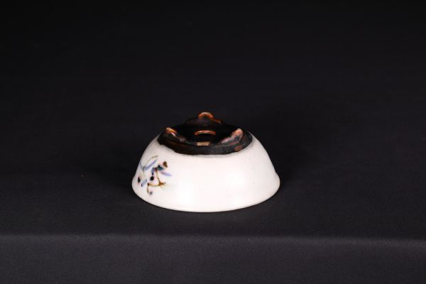 石井盆栽人気和鉢作家 平安虹泉作「虹泉白釉五彩草花図切立段足丸鉢