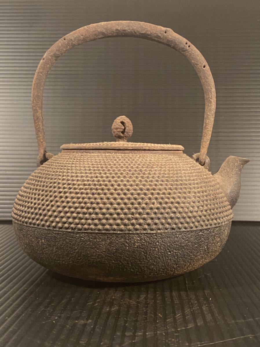 南部名工『 有坂 』 造 有坂角印 在銘 霰 宝珠形 鉄瓶 /水漏れ無し/