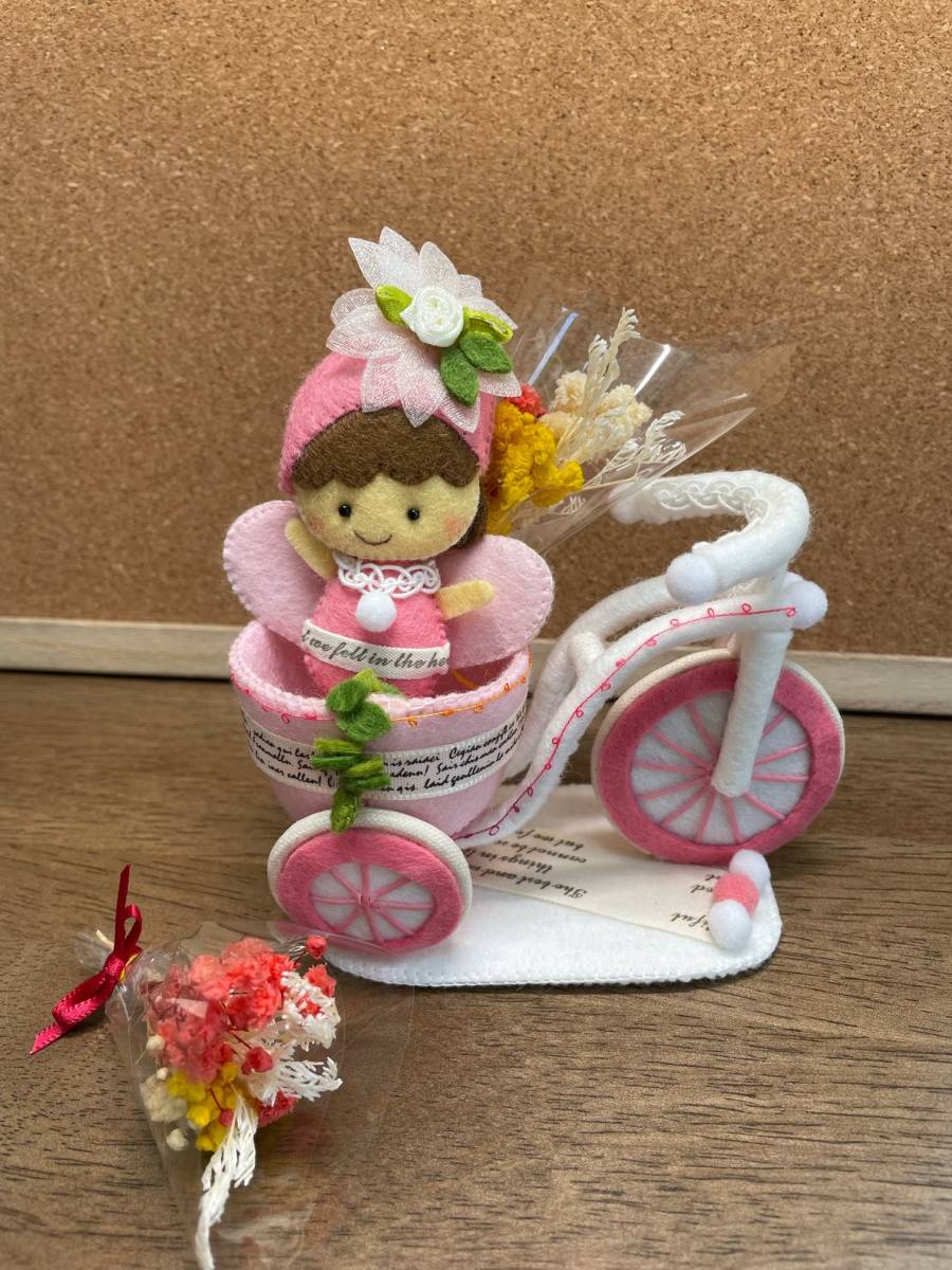 フェルトハンドメイド　フェルトおままごと　ピンク妖精ストラップと自転車とお花ブーケ　置物_1