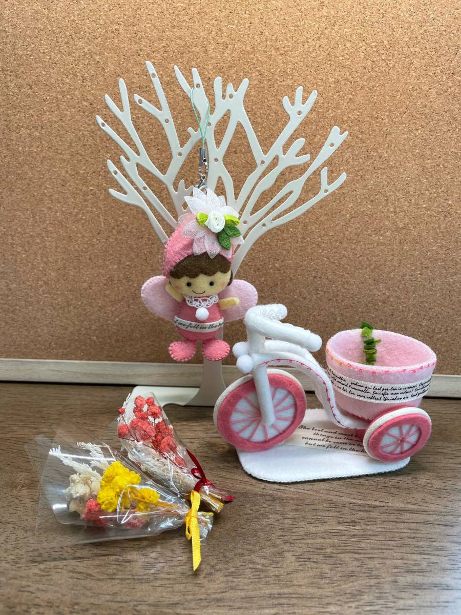 フェルトハンドメイド　フェルトおままごと　ピンク妖精ストラップと自転車とお花ブーケ　置物_2