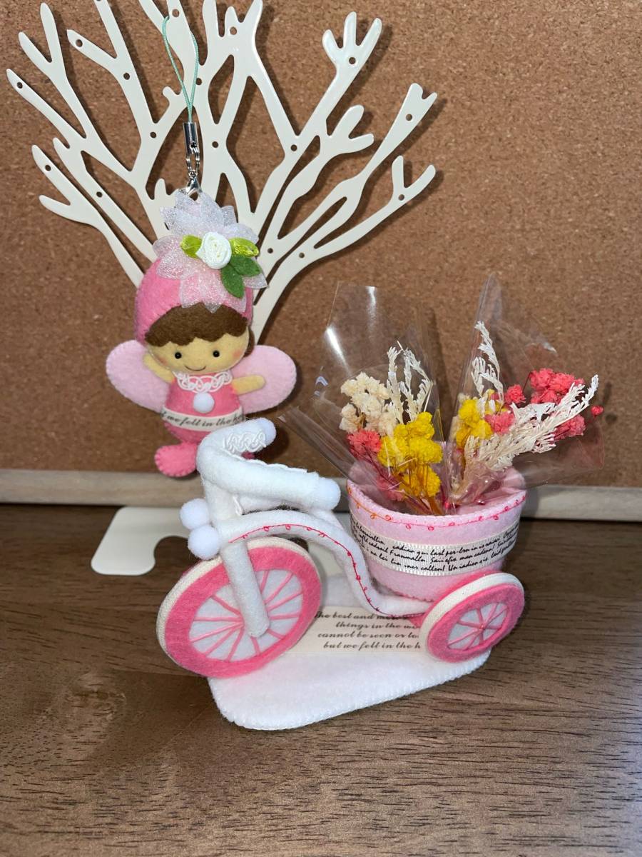 フェルトハンドメイド　フェルトおままごと　ピンク妖精ストラップと自転車とお花ブーケ　置物_3