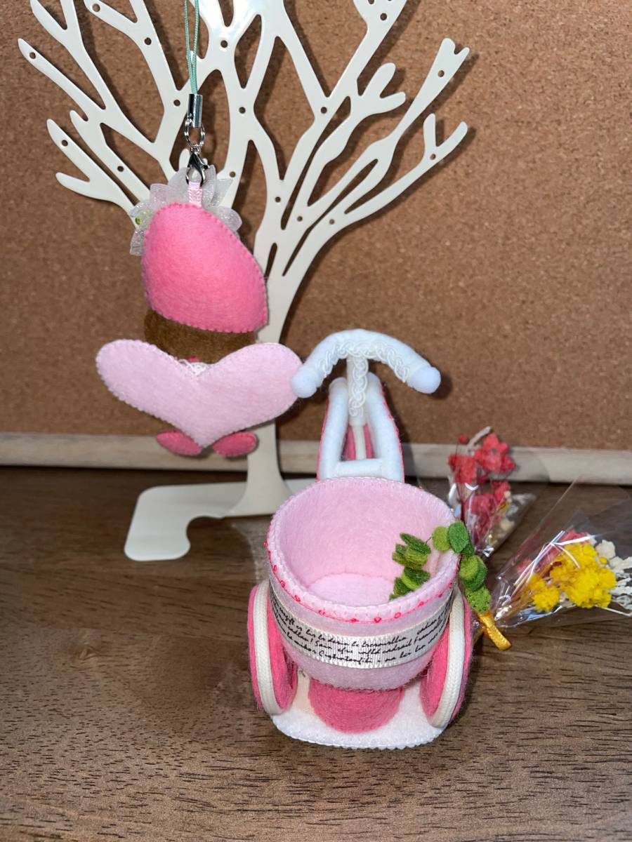 フェルトハンドメイド　フェルトおままごと　ピンク妖精ストラップと自転車とお花ブーケ　置物_9